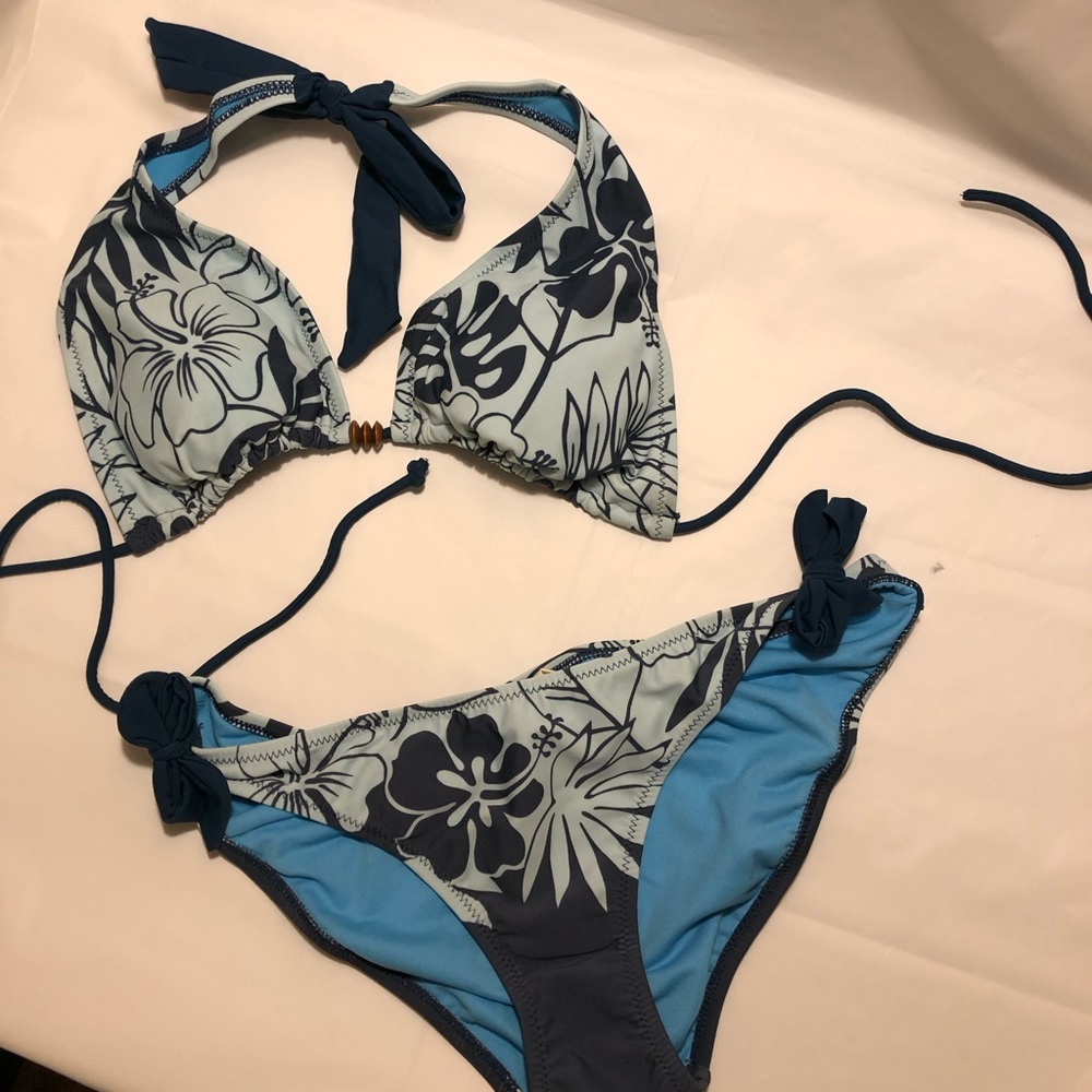Aeropostale dark blue light blue hibiscus print with wooden accent tie back top